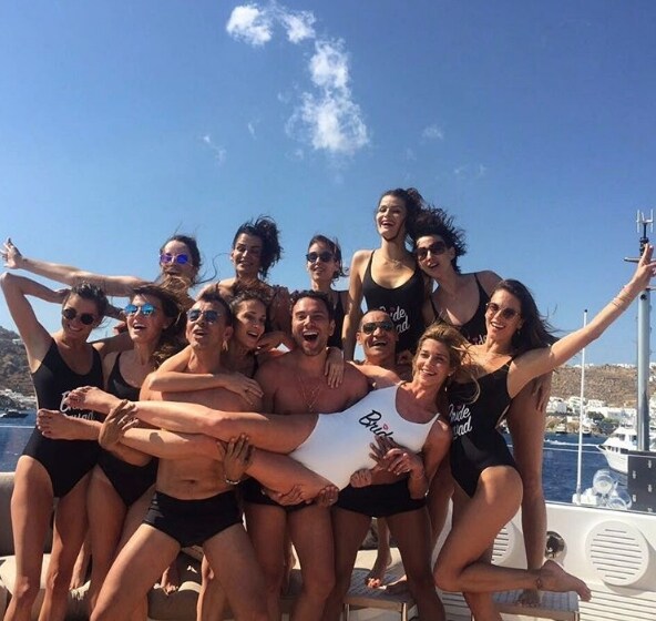 Gli ospiti festeggiano la sposa il giorno dopo