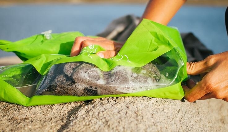 È proprio come un lavatoio portatile, flessibile, leggero, che non solo vi aiuterà a fare il bucato in qualsiasi punto della strada, ma anche a risparmiare tempo e denaro: con solo 2 o 4 litri d'acqua e un po' di detersivo è possibile avere i propri vestiti freschi e puliti in meno di 3 minuti.