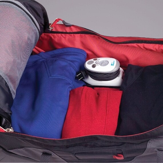 In viaggio mai rinunciare al ferro da stiro, specialmente se in valigia occupa lo stesso spazio di un mouse da computer. Si tratta del ferro da stiro più piccolo del mondo ma ha un motore da 420 watt e tre livelli di riscaldamento per avere vestiti sempre perfetti.