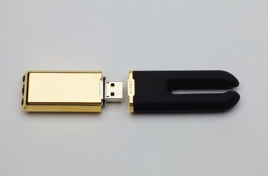 Può sembrare una comune penna USB che in viaggio è sempre utile per chi non vuole rinunciare alla propria collezione di film e serie tv, ma questo gadget in realtà è un vibratore portatile per donne esigenti.