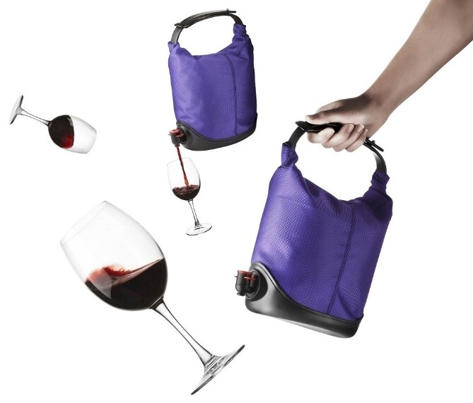 Progettato da Jakob Wagner, Baggy Winecoat è una borsa di vino elegante e pratica, ideale per pic-nic, cene romantiche sulla spiaggia, e altre occasioni, per avere sempre del vino con sé alla giusta temperatura.