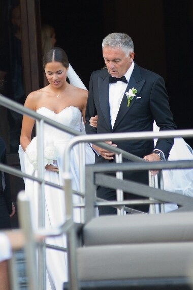 Il papà accompagna Ana in chiesa