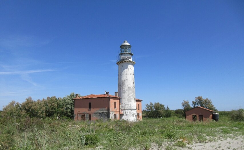 È costituito da tre edifici, uno principale e due adibiti a servizi, con un cortile esterno. Il fabbricato principale in passato è stato utilizzato come ristorante.