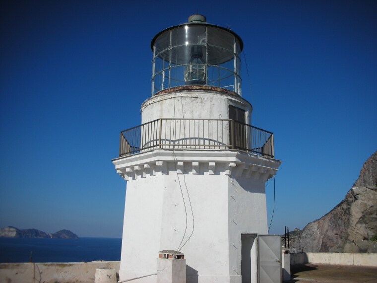 Costruito alla fine dell’ottocento, costituisce uno dei segnalamenti di maggior rilevanza del Mar Tirreno. Il complesso è costituito da una torre su base quadrata e da un edificio a pianta rettangolare disposto su due livelli destinato ad abitazioni dei guardiani. Al piano terra sono presenti anche alcuni fabbricati minori utilizzati come depositi di materiale.