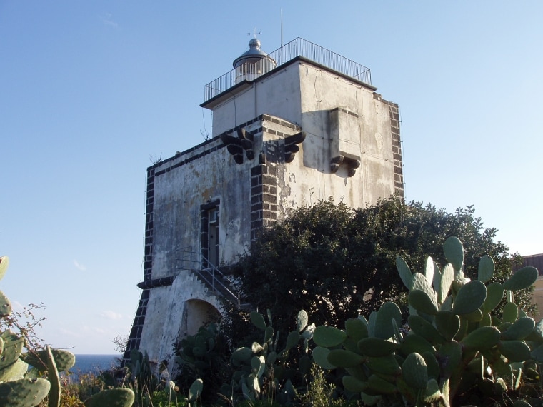 È è situato nella splendida cornice del Golfo di Catania, in un contesto paesaggistico di grande interesse. L’edificio principale ha una struttura in muratura caratterizzata da blocchi di pietra lavica posti agli angoli, ed è articolato su due livelli e sormontato dalla lanterna del faro.