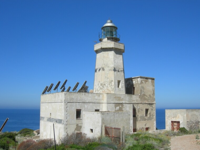 È situato sull'Isola di Marettimo, frazione dell'isola di Favignana, nell'arcipelago delle Isole Egadi, in provincia di Trapani, in Sicilia. Il suggestivo faro, situato a picco sul mare in un contesto paesaggistico meraviglioso, fu realizzato dalla Marina Militare Italiana su un promontorio posto a 24 metri sopra il livello del mare per l’illuminazione del tratto costiero sud dell’Isola.