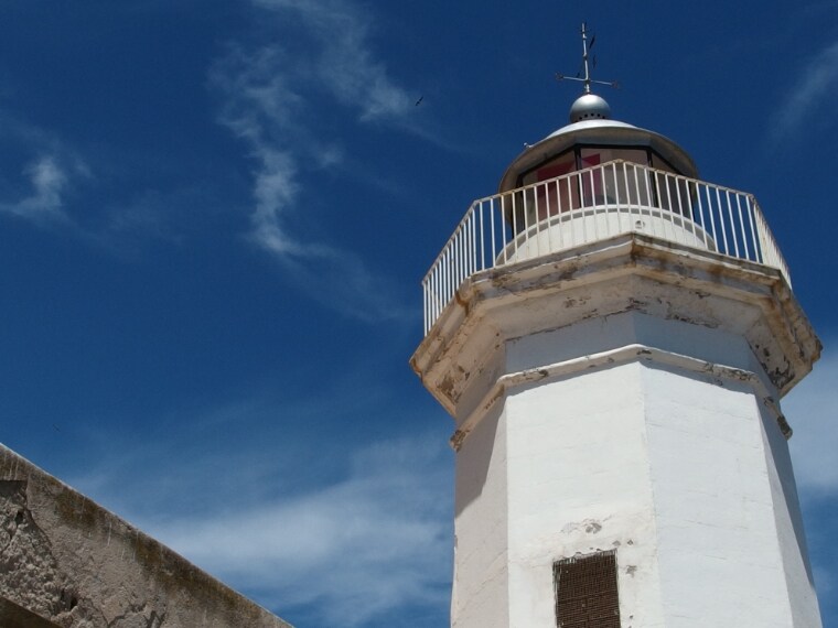 Si trova nel Comune di Marciana, su un promontorio all'estremità occidentale dell'Isola della Toscana. Realizzato nel 1909 per l’illuminazione del tratto costiero occidentale dell’Isola d’Elba e del canale di Corsica. L’immobile è costituito da una torre a sezione ottagonale, con galleria interna e pareti in muratura bianca e da un fabbricato a pianta rettangolare, disposto su un unico livello.
