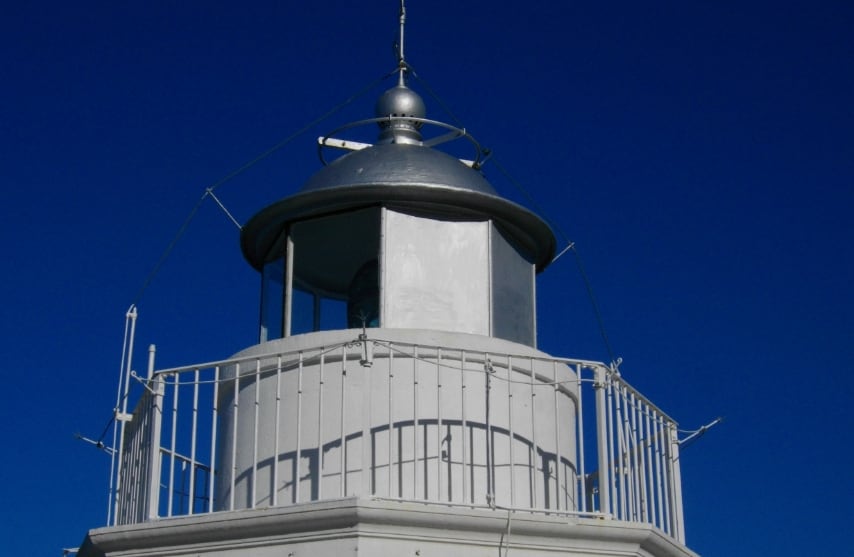 Raggiungibile da un sentiero a strapiombo sul mare, è situato su un promontorio che si affaccia sul Tirreno e divide i golfi di Palermo e Termini Imerese. Costruito nel 1884 dal Genio Civile, il faro fu utilizzato a lungo come caserma della Marina Militare. Il bene di pregio storico-artistico si compone del Faro a torre ottagonale e alcuni edifici.