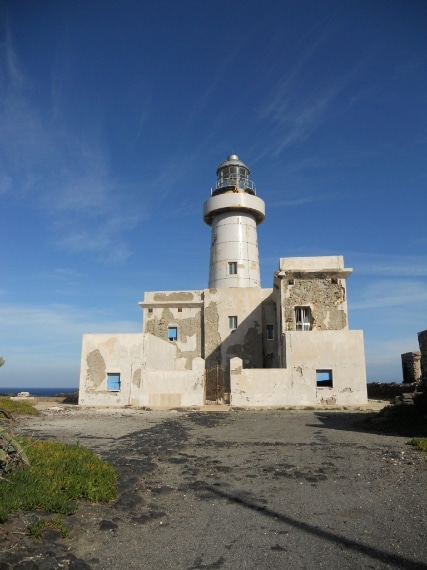 Utilizzato per l’illuminazione del tratto costiero nord dell’Isola, è costituito da una torre a sezione circolare, in pietra bianca locale, e da un fabbricato a pianta rettangolare, su due livelli. Alla struttura principale si affiancano due alloggi che in passato, prima della definitiva automatizzazione della lanterna, ospitavano i guardiani.