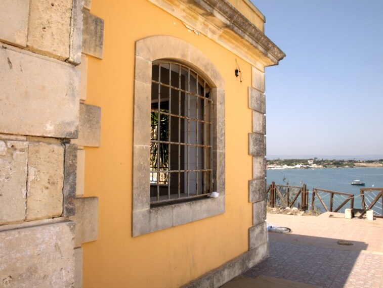 Il Padiglione Punta del Pero si trova a Siracusa, in Sicilia. Costruito all’inizio del secolo scorso si trova nella contrada Maddalena. Il complesso del faro è costituito da due edifici realizzati in muratura.