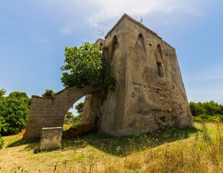 Torre Castelluccia Bosco Caggioni si trova a Pulsano in provincia di Taranto, in Puglia. Nasce come torre di avvistamento del circuito difensivo costiero sviluppato intorno al XVI secolo. L’edificio ha la tipica struttura a pianta quadrangolare.