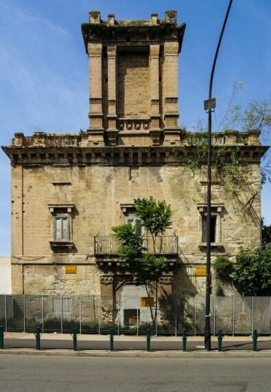 Nasce come struttura vocata a funzione residenziale estiva ma durante l’occupazione militare francese ospitò la batteria costiera per la sede della grande Taranto. Nel 1938 la torre con le sue pertinenze furono acquistate dal Regno d’Italia, Demanio della Guerra ramo Marina.