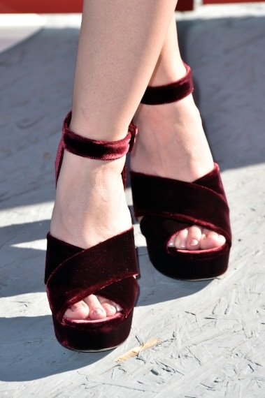L'attrice indossa sandali dal tacco largo in velluto di Miu Miu