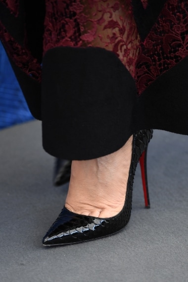L'attrice indossa décolleté black in pitone di Christian Louboutin