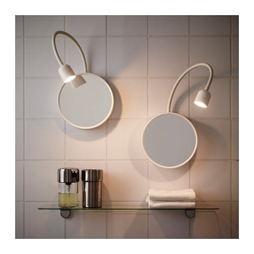 Questo oggetto di Ikea è ideale per le case studenti perché si attacca alle pareti del bagno senza bisogno di chiodi e martello ma con una ventosa.