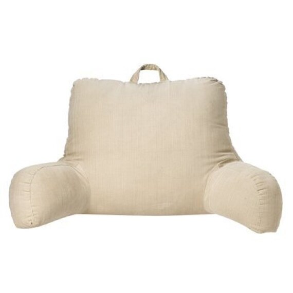 In una casa studenti o studentato non sempre si ha un divano dove rilassarsi, un posto dove stare seduti a leggere, così l'unico luogo vivibile è il letto e questo cuscino può trasformarlo in una comoda poltrona.