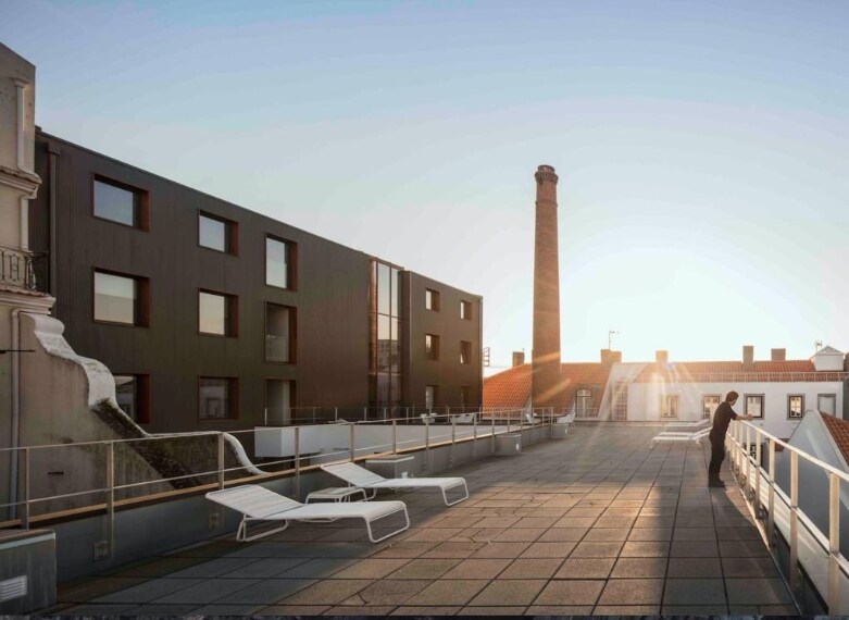 Si trova proprio nel centro di Lisbona e garantisce un alloggio di design davvero eccezionale. All'interno si trova anche una palestra, una sala studio con Macs, aree esterne e una terrazza panoramica. Inoltre qui troverai anche alcuni vantaggi speciali come la consegna del pane fresco tutti i giorni.