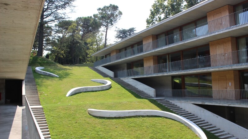 Ha sicuramente una delle viste migliori tra gli alloggi studenteschi trovandosi proprio sulle Alpi Svizzere. I 72 studenti che vivono qui hanno a disposizione inoltre alloggi progettati nei minimi dettagli visto che l'università accoglie una delle migliori università di architettura d'Europa.