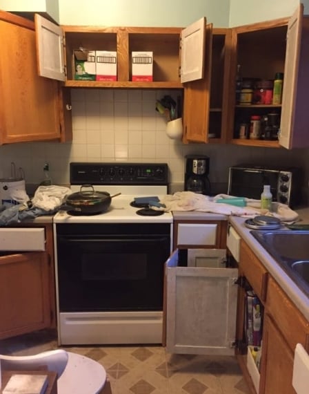 L'inizio dei lavori - I vecchi mobili svuotati, pronti per il "lifting".