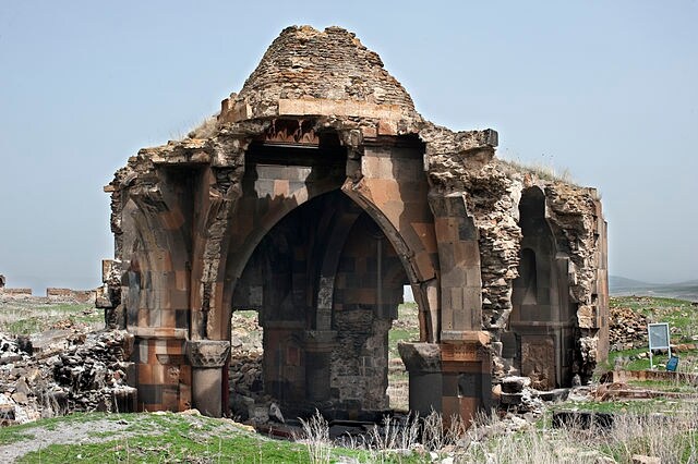 https://commons.wikimedia.org/wiki/File:20110419_Surp_Arakelots_Holy_Apostles_Ani_Turkey.jpg