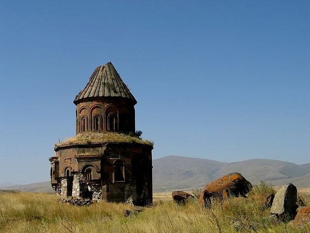 https://commons.wikimedia.org/wiki/File:Church_in_Ani_(eastern_Turkey).jpg