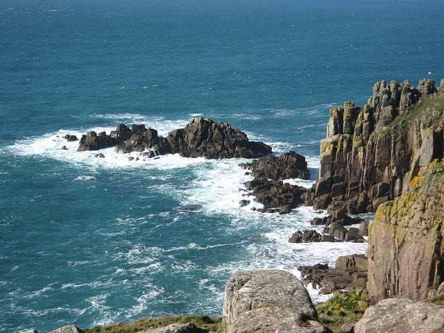 https://commons.wikimedia.org/wiki/File:View_of_cliffs_at_Lands_End,_Cornwall_(2175675086).jpg