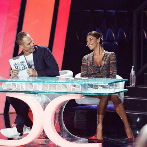 La showgirl indossa abito Philosophy di Lorenzo Serafini e scarpe Cerasella