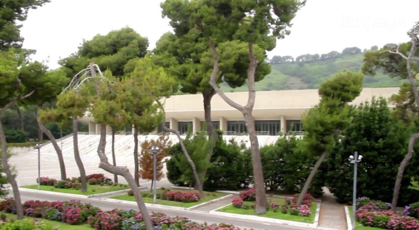 Teatro all'aperto a cui si aggiungono il Teatro dei Piccoli e il Teatro Mediterraneo, sempre all'interno del polo fieristico di Fuorigrotta.