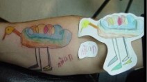 I genitori che hanno tatuato sul corpo i disegni dei figli