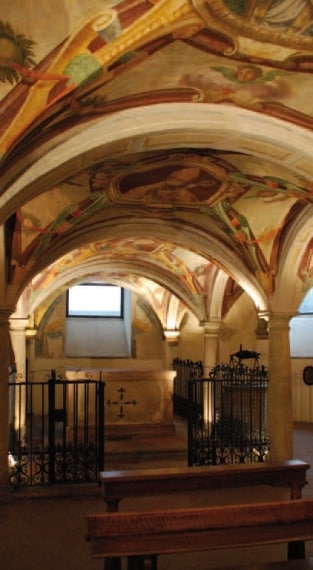 La cripta dell’antica chiesa di San Calimero conserva un altare-tomba che custodisce i resti di Calimero. Qui nell'VIII secolo fu realizzato un pozzo perché la cripta si allagò. Nacque la leggenda secondo cui Calimero sarebbe stato martirizzato dai pagani, da lui perseguitati, e poi gettato in fondo a un pozzo. Allo stesso periodo risale la credenza che le acque del pozzo fossero miracolose.