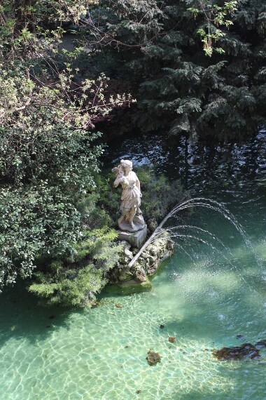 Nella zona di Porta Venezia si nasconde un giardino davvero segreto. L’ingresso è quello dell’Hotel Diana, al numero 42 del trafficato Viale Piave da dove, oltrepassata la reception, si può accedere liberamente al dehors dell’hotel. Dalla grande vetrata semicircolare sulla quale dà il bar dell’albergo già si intuisce la meraviglia del folto giardino al centro del quale si erge una statua di Diana.
