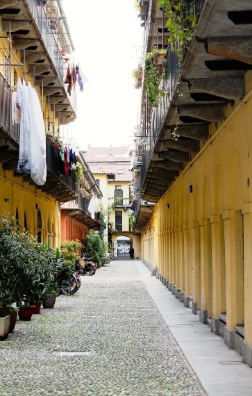 Lungo la strada che da Porta Ticinese si allunga verso Pavia, una fila di case popolari nasconde uno delle poche testimonianze rimaste della Milano di ieri. Varcando la soglia della casa che si trova in Corso San Gottardo 18, si accede a una lunga e caratteristica sequenza di corti allungate che, attraversando l’intero isolato, si aprono sul Naviglio Pavese.