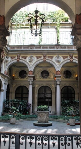 Affacciandosi nell’androne di Palazzo Luraschi al numero 1 di Corso Buenos Aires si potrà ammirare un suggestivo cortiletto, reso unico da due particolari: le quattro colonne di marmo provenienti dall’antico Lazzaretto e dodici busti scolpiti con i personaggi dei Promessi Sposi. Il palazzo, progettato dall’ingegner Ferdinando Luraschi, da cui prende il nome, edificato tra il 1881 e il 1887 insie