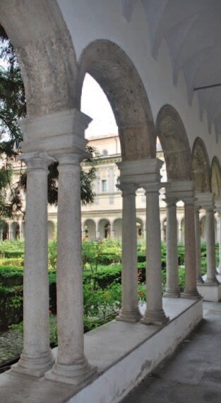 Dall’esterno i chiostri non sono visibili e non ci sono indicazioni che li segnalino, dato che l’edificio ora ospita la Facoltà Teologica dell’Italia Settentrionale. Passeggiare tra le aiuole e i vialetti acciottolati dà l’impressione di trovarsi in aperta campagna,