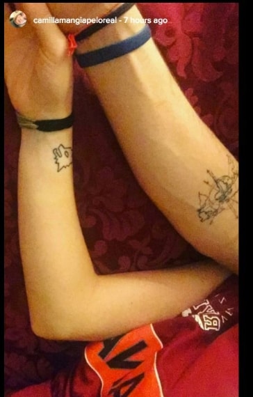 I tatuaggi svelano l'identità dei soggetti della foto: sono Camilla e Riccardo Gismondi.