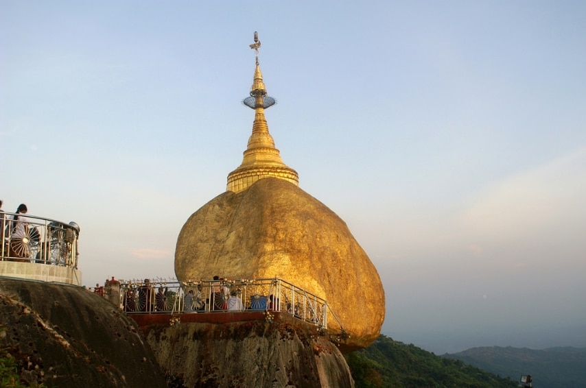 È alta poco più di 7 metri di altezza ma questa pagoda, conosciuta anche come Roccia d'Oro, è il terzo più importante luogo di pellegrinaggio buddhista della Birmania. la sua particolarità è che è costruita su di un masso di granito rivestito da numerosi strati di foglie d'oro attaccate dai devoti.