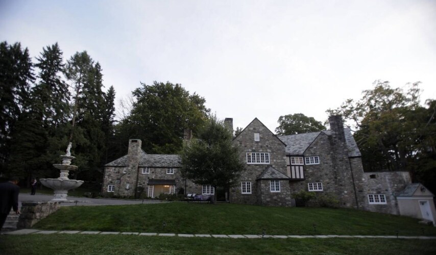 Questa casa fuori New York è stata costruita nel 1919 per l primo presidente della Banca Mondiale, Eugene Meyer ed è stata acquistata da Donald Trump nel 1996 per 7.5 milioni di dollari. La lussuosa villa comprende 60 stanze, di cui 15 sono camere da letto, tre piscine e una pista da bowling. Seven Springs serve come casa di vacanza per la famiglia Trump che qui viene a fare pesca ed escursioni.