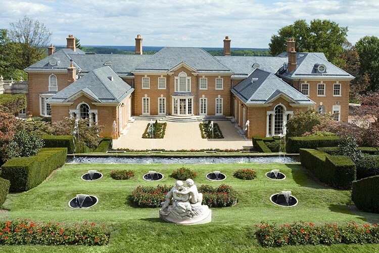 Donald Trump vanta anche una casa su un vigneto tentacolare a Charlottesville, in Virginia. La proprietà comprende un palazzo 7000 metri quadrati con 45 camere, un cinema siede, oltre ad un vigneto di 2000 acri, una cantina completamente attrezzata e una stalla per cavalli.