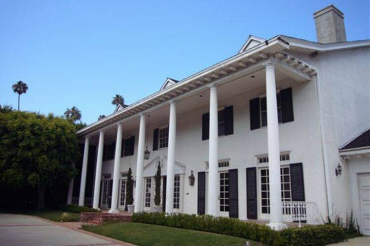 Questo palazzo in stile coloniale a Beverly Hills si sviluppa su un una superficie di circa 3000 metri quadrati ma è una proprietà quasi completamente trascurata da Donald Trump che, nonostante la casa si trovi in Rodeo Drive, preferisce soggiornare in alberghi di lusso ogni volta che viene in città.