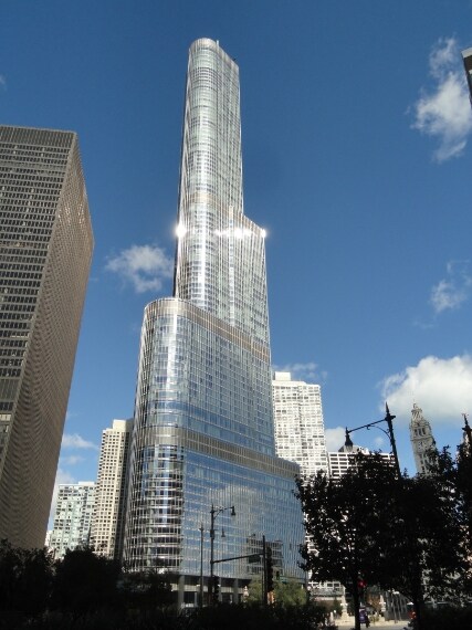 Questo edificio è un'icona nello skyline di Chicago dal 2008. Alto 360 metri se si considera il tetto e 423 m tenendo conto dell'antenna, sorge sulle rive del fiume Chicago. Comprende 339 camere d'albergo e un ristorante a cinque stelle che si trova al 16° piano da cui prende il nome, Sedici.