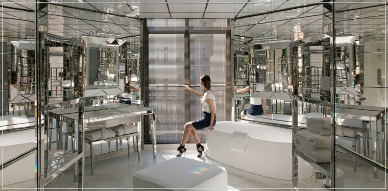 Il bagno della Royal Monceau suite misura 30 metri quadrati ed è caratterizzato da un rivestimento di specchi che amplifica ulteriormente lo spazio interno.