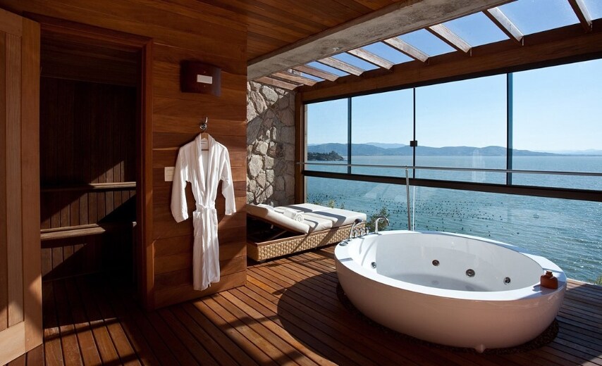 All'Especial Villa Esmeralda del resort Ponta dos Ganchos, in Brasile, il bagno assomiglia ad una spa privata con vasca idromassaggio, lettini rivolti verso il panorama e una sauna finlandese per uno spazio complessivo di 32 metri quadri.