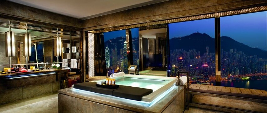 Misura 65 metri quadrati il bagno della Royal Suite del Ritz Carlton Hotel di Hong Kong. Al suo interno si trova una zona trucco, un'area sauna, una doccia con getti e una vasca con vista panoramica sullo skyline della città.