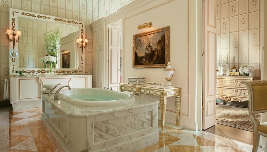 Sembra il bagno di una reggia quello della Royal Suite del Four Seasons di Rirenze. In 46 metri quadrati i clienti possono godere di una vasca con vista sulla terrazza privata, soffitti affrescati e arredi di lusso in stile rinascimentale.