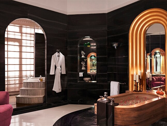 Possono entrare fino a cinque persone per volte nel bagno Mahrani Suite -del Umaid Bhawan Palace a Rajasthan, in India. In 41 metri quadri c'è spazio per un bagno turco, una jacuzzi e una vasca ricavata da un blocco di marmo.