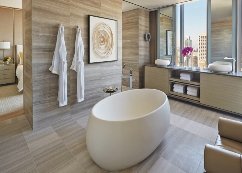 Nei 30 metri quadrati di questo bagno c'è una vasca a forma di uovo che guarda direttamente sullo skyline della città.