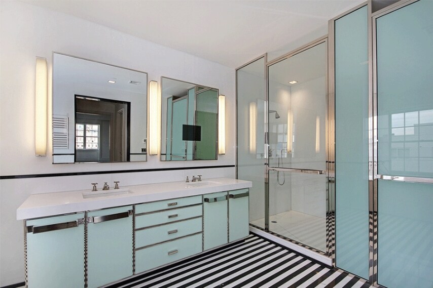 Nel Mark Hotel di New York c'è la suite più grande del mondo, misura 1000 metri quadri e si sviluppa su due livelli. Questa camera non ha un solo bagno ma ben sei di cui uno anche con un bagno turco per non farsi mancare davvero nulla.