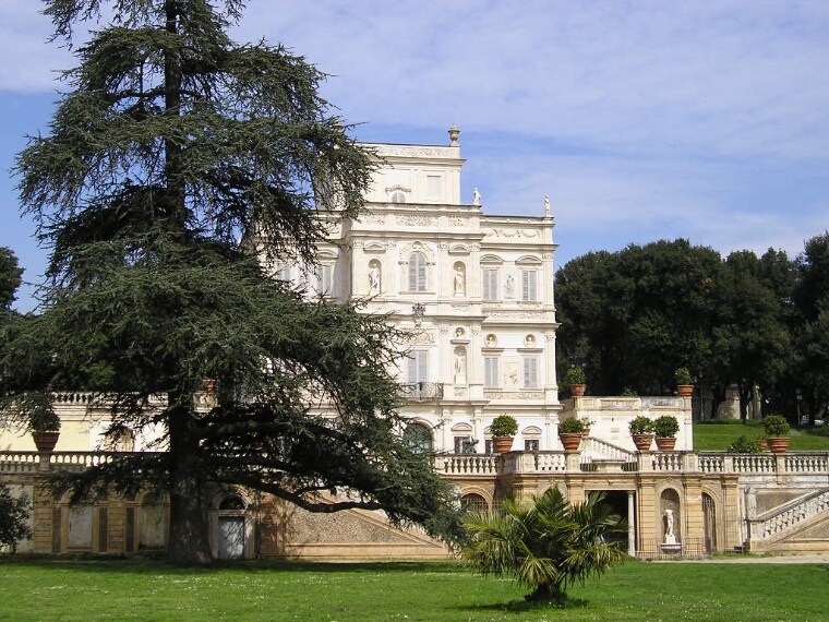 I giardini ed il verde lussureggiante di Villa Doria Pamphili sono noti a Roma. Quella che era nata come la tenuta di campagna dell'omonima famiglia oggi è il parco pubblico urbano più grande di Roma. Molte scene di esterni di The Young Pope, compresi i Giardini Vaticani, sono state girate qui.