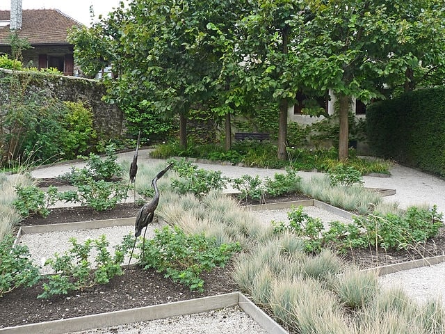 https://commons.wikimedia.org/wiki/File:Yvoire-Jardin_des_Cinq_Sens_(2).jpg