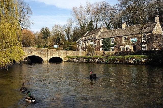 https://ms.wikipedia.org/wiki/Bibury#/media/File:Swan_Hotel_Bibury.jpg